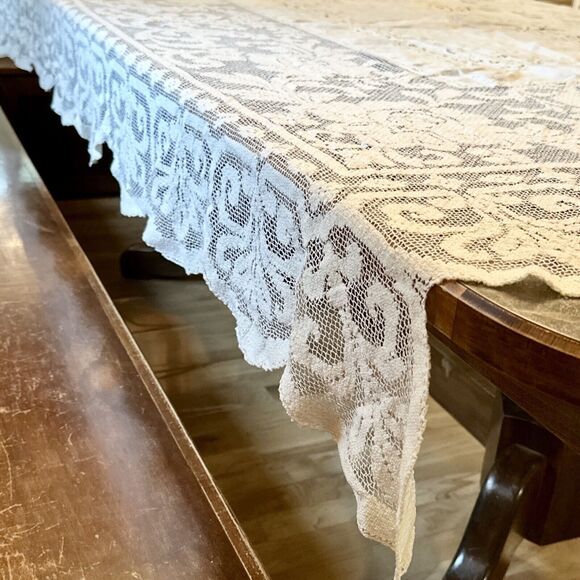 Beautiful Vintage Two Tone Lace Tablecloth  66x81" scalloped & lace edges - Picture 10 of 13